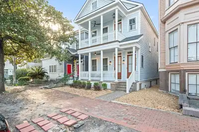 Image de Historic District Gem - 2br/2ba, Walk to Forsyth Park - Upper Level