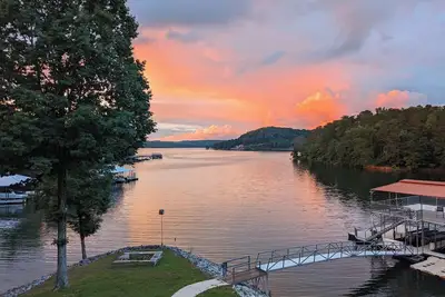 Image de 900ft of water frontage: Private Spacious Luxury Waterfront Point @ Smith Lake!