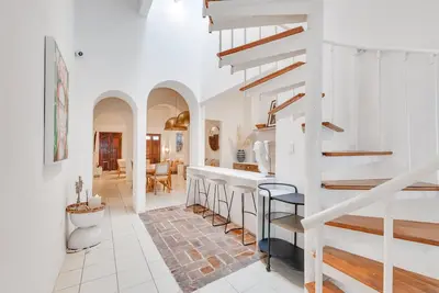 Image de Spacious Colonial Gem with Artistic Flair Osj