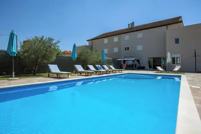 Charming 6-bedroom villa with, pool, jacuzzi WiFi, Ac in lovely Imotski