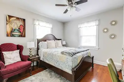 Image de Executive 2br condo: Free parking, fire pit, and patio.