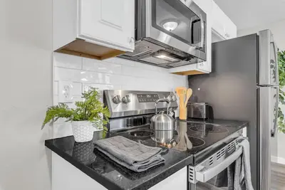 Image de Modern Comfort - 2br Home with Workspace