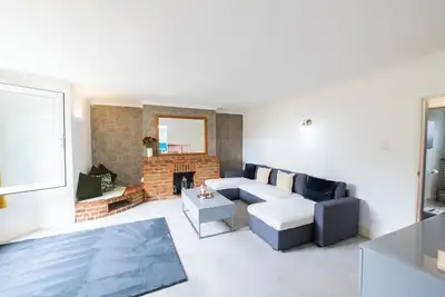 Image de Dock Side Retreat - Seafront Apartment with Garden