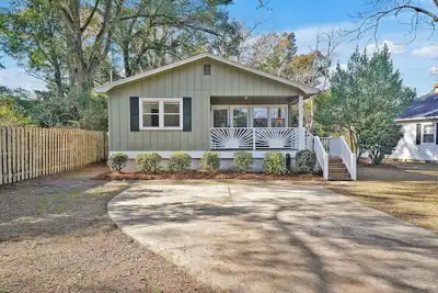 Image de Cozy, Cul-de-sac Cottage 3/2 near Greenfield Lake Park+Amphitheater