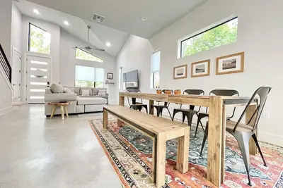 Image de Spacious 3-Bedroom Home in Trendy Downtown Neighborhood