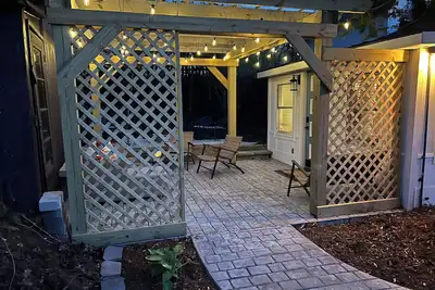 Image de Adorable 2-bedroom home, 2 min walk to lake, restaurants, shops. Near Sb Dunes