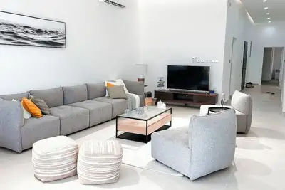 Image de Spacious 3-bedroom apartment in charming As Sifah with WiFi, Ac