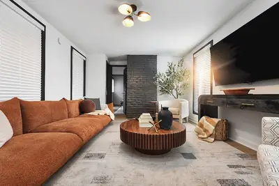 Image de Regal Bricks Lux - City View - Parking - 5 Min to Downtown - Fire Pit