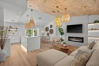 Modern Lakefront Villa, Great Pool, Near Beach!