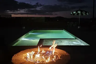 Image de Modern 1-bedroom studio with peaceful mountain views, firepit, pool and hot tub.