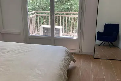 Image de Appartement moderne 70 m² à Aiguelongue : 2 chambres, terrasse, parking et clim.