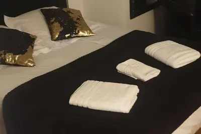Chambres tout confort dans un batiment datant du 16 éme siècle en centre ville.