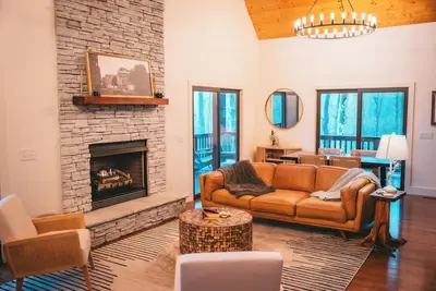 Image de Cozy Mountain Top 3-bedroom cabin in charming Franklin with WiFi, Ac