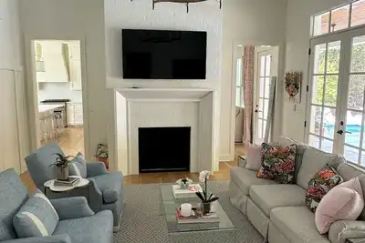 Image de Spacious newly built home with a pool and outdoor kitchen.