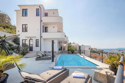 Luxury Apartment with breathtaking Views, private Pool