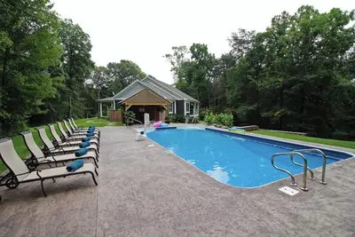 Image de Luxe 6-bedroom Lodge - Seasonal Pool, Theater Room, Short Drive to State Parks