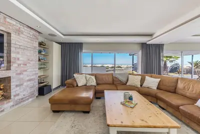 Image de Spacious Beachfront Family Villa: Pool, Braai, Pizza Oven, 1-Min Walk to Beach