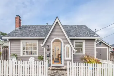 Image de Peaceful, Updated Cottage. Walk to Town & Beach.