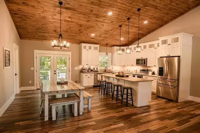 Image de 4-bedroom house in lovely Huddleston with WiFi, Ac, lakefront, kayaks, dock