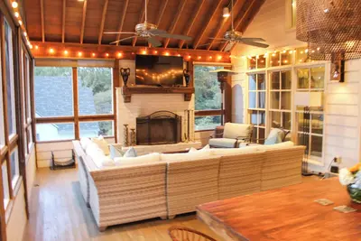 Image de Walking Distance to Square and Campus, Spacious 5-Bedroom House