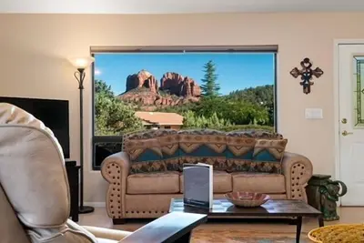 Image de Experience Sedona Cathedral Magic: a cozy 2-bedroom retreat with stunning Red Rock views.