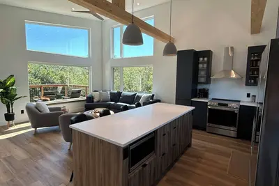 Image de Pointer Creek Chalet; Across the Street from Ski Wentworth; with a Hot Tub