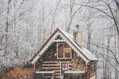 Image de Gingerbread log cabin! Hot tub/projector/fire pit/king bed/yoga chair, Romantic!