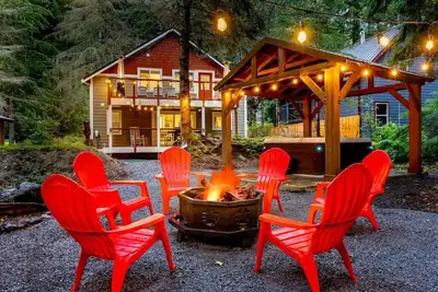 Image de Cabin near Mt Rainier w/Jetted Tub, Hot Tub, Ev!