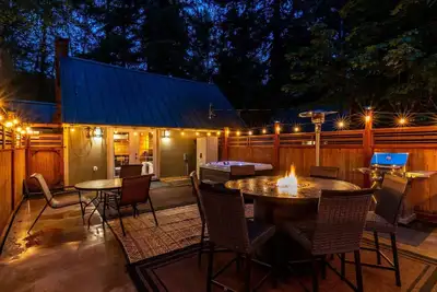 Image de Mt Rainier Cottage, Large Patio, Hot Tub, Firepit!