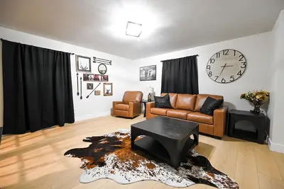 Image de Western-Themed Suite with Full Bath & Kitchenette – Cozy, Rustic Getaway!