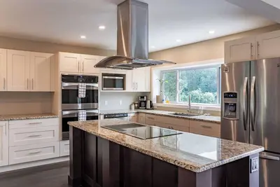 Image de 4 minutes to the resort! Private 5-acre retreat with hot tub and amazing views.