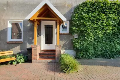 Image de Cozy apartment centrally located with separate entrance and parking.