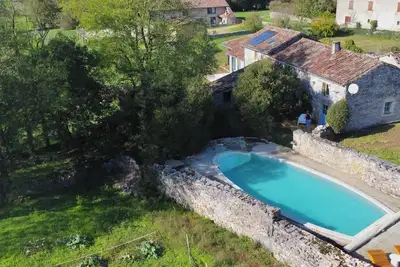 Image de Gite Valades avec piscine et vue