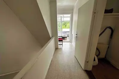 Image de Massivt stort hus fd skola med fin gammaldags lägenhet, högt i tak, balkong
