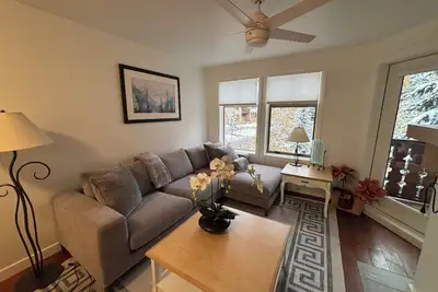 Image de Gorgeous fully renovated 2br/2b condo ski in/out in Solitude