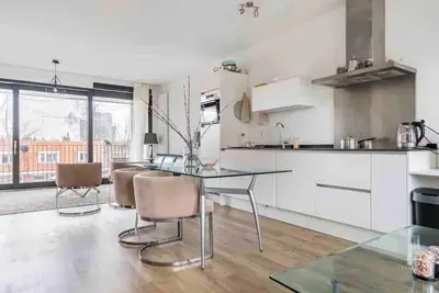 Image de 5 minutes from Central Station! Spacious and bright family apartment with roof terrace.