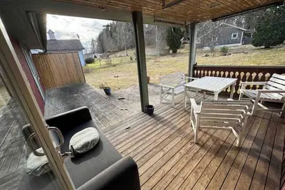Image de En skön plats nära sjö och Kyrka från 1200-talet