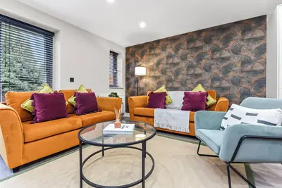 Image de Hip & Happening: 4br Urban Gem for Large Groups