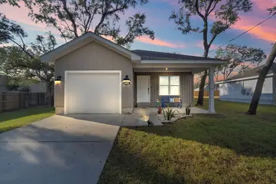 Image de Centrally located home, mins to Fl & Al Beaches! Private and owner managed!