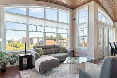 Image de Long Stay Available- Stunning 2 Bed with Lake View