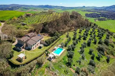 Image de Beautiful Tuscan farmhouse in the Volterra hills. (Volterra 20 mins drive)