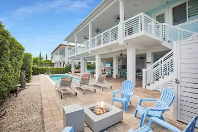 Image de 4 bed waterfront home w/ Pool, Outdoor Kitch & Dock