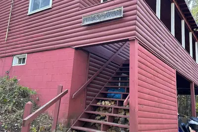 Image de Cozy 4-bedroom cabin. 5 Miles to Mount Snow and 8 miles to Stratton Sun Bowl.