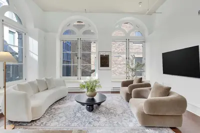 Image de Elegant 2 level 3bd-3ba Old Mtl-Pool table&Parking