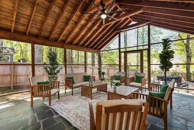 Image de The Greensboro Manor | HotTub + FirePit + Basketball + 15 Min To Sedgefield Cc