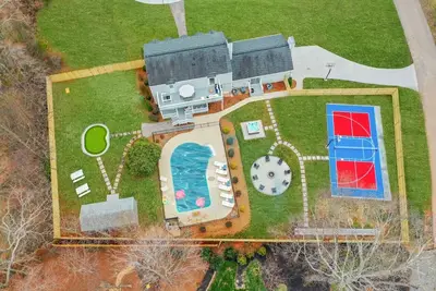 Image de Greensboro Getaway Villa | HotTub + Pool + FirePit + Basketball + Golf