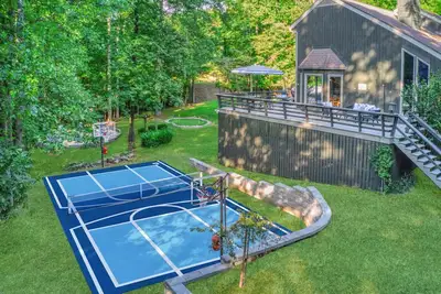 Image de Arlington Oasis | Sport Court, HotTub, Golf, Games