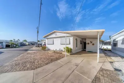 Image de 6 houses to open water. Serene Waterfront Escape