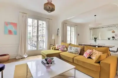 Image de Superbe appartement Parisien très lumineux situé dans un square au calme.