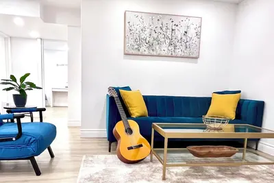 Image de 35%Off! Winter Comfort Oasis-Bright &Spacious, Parking, Prime Location FastWi-Fi!